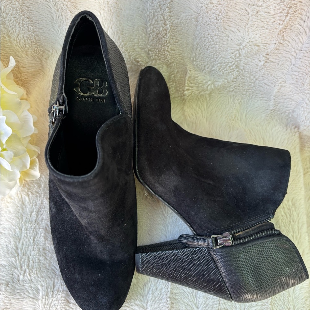 Gianni Bini Black Suede Ankle Booties with Textured Heel zipper Size 8.5